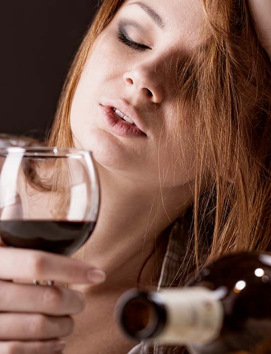 Женщина с бокалом вина в руках